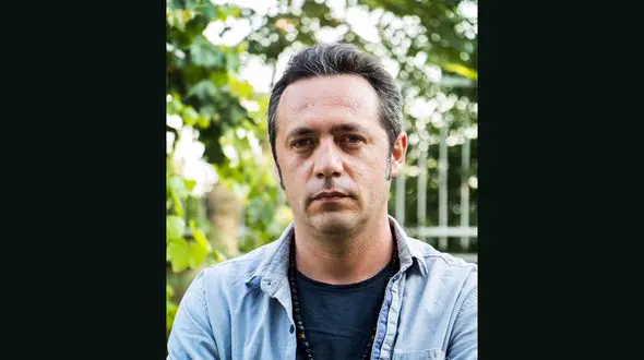 چراغ تئاتر باید روشن بماند