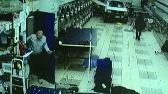 فیلم ورود خودرو شاسی بلند به مغازه