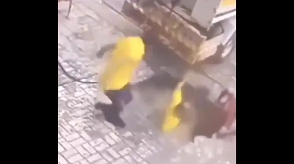  لحظه وحشتناک فرو نشست زمین و بلعیدن 3 مرد +فیلم