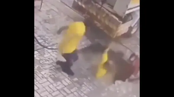  لحظه وحشتناک فرو نشست زمین و بلعیدن 3 مرد +فیلم