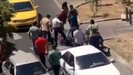 فیلم کتک خوردن سارق جوان زیر دست و پای مردم در تهران !