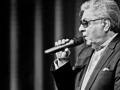 عکس/ سفر در زمان/ قند ساییدنِ تاریخی علی تابش و حمید قنبری برای گلپا و همسرش