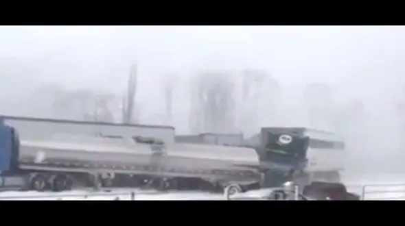ببینید ده ها سواری و کامیون در جاده برفی و مه چطور به هم کوبیدند+فیلم