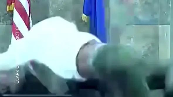 فیلم لحظه حمله متهم به قاضی در دادگاه / متهم به 65 سال زندان محکوم شد 