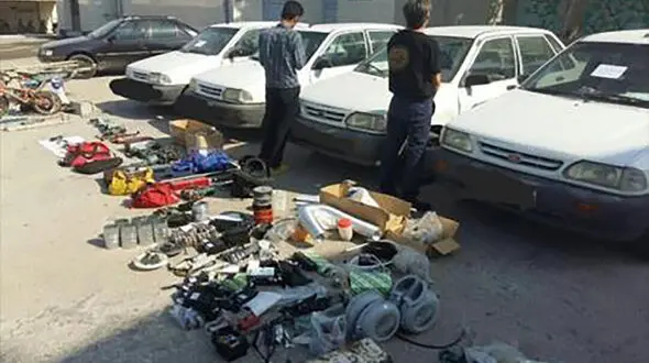 بازداشت دزدانی که بین خودروهای پارک شده پنهان شده بودند / تازه از سرقت بازگشته بودند