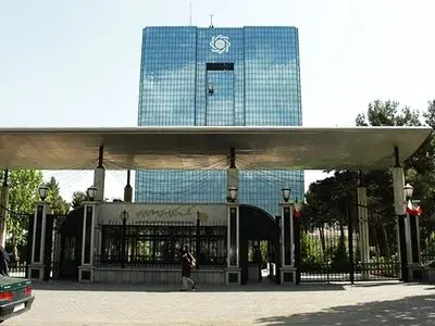 اختلال 4 بانک بزرگ کشور مردم را زمین‌ گیر کرد / وقتی مردم پول نان هم ندارند و نسیه خرید می کنند / بانک مرکزی و پدافند غیرعامل کجا هستند؟