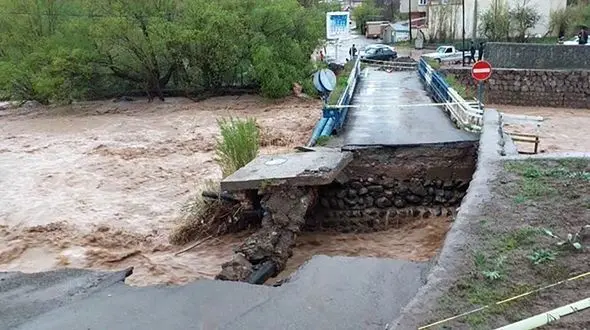 سیل 2 پل قدیمی طالقان را تخریب کرد / رانش سنگین زمین خطری جدی