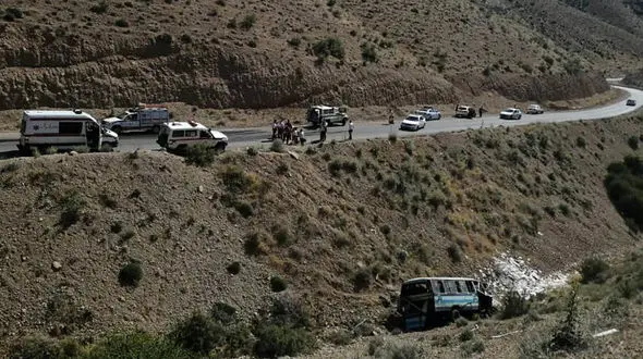 عکس از سقوط مینی بوس مسافربری ساری به دره + اعزام آمبولانس ها