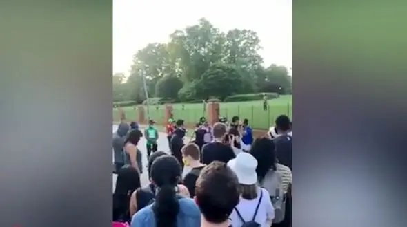 اقامه نماز تظاهرکنندگان در مقابل نیرو‌های پلیس آمریکا + فیلم