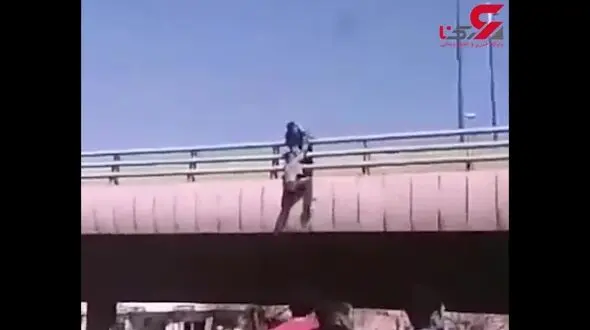 انتشار اولین فیلم از لحظه خودکشی پسر جوان از پل بزرگراه امام خمینی + جزییات