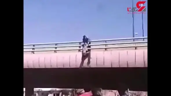 انتشار اولین فیلم از لحظه خودکشی پسر جوان از پل بزرگراه امام خمینی + جزییات