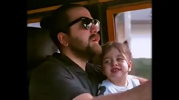 عاشقانه بانمک این پدر و دختر دل همه کاربران را برد / فیلم