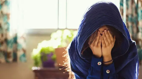 گریه‌های دختر ۲۱ ساله در کلانتری / از دلدادگی تا اسیدپاشی و تهدید به مرگ