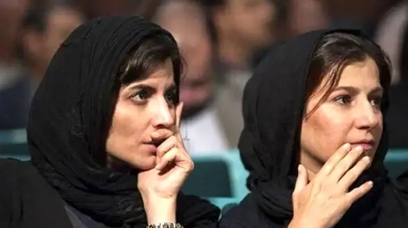 عکسی زیرخاکی از لیلی رشیدی و لیلا حاتمی در حرم امام رضا (ع) در سال 1350