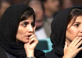 عکسی زیرخاکی از لیلی رشیدی و لیلا حاتمی در حرم امام رضا (ع) در سال 1350