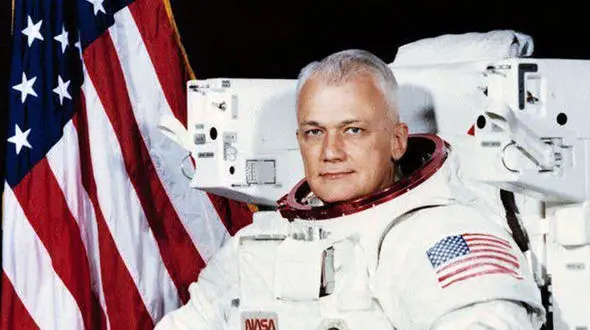درگذشت اولین فضانوردی که بدون تسمه ایمنی به فضا رفت + عکس 