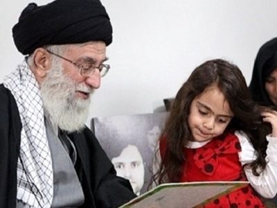 فیلم / پیام قابل‌تامل و به زبانِ انگلیسیِ آرمیتا، دختر شهید داریوش رضایی‌نژاد: سن من از تعداد گلوله‌هایی که به پدرم شلیک شد، کمتر بود... 