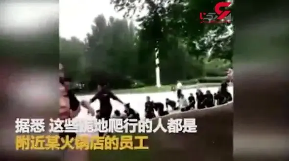 تنبیه عجیب کارمندان توسط رستوران‌دار چینی! +فیلم