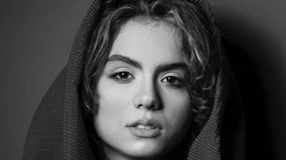 فیلم /  سارا حاتمی بازیگر زخم کاری: من اصلا دختر مذهبی ای نیستم /  هیچکس نمی تونه جلوی من ..../ دوستای صمیمیم رو بخاطر ....