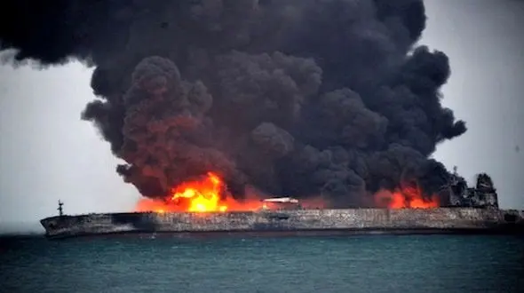 برای پرداخت خسارت نفتکش مشکلی نداریم/ امیدوار بودیم کشتی به صورت کامل غرق نشود