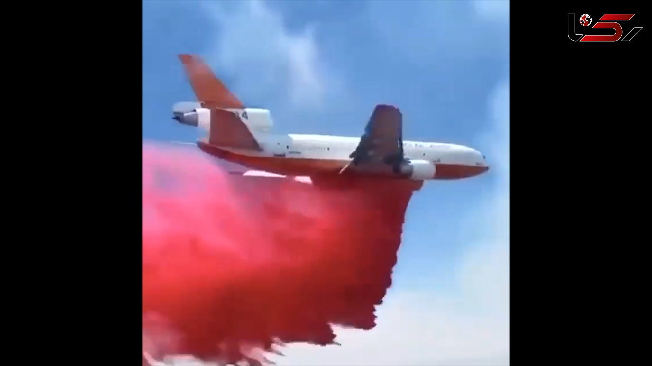 پخش رنگ قرمز توسط هواپیما + فیلم