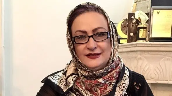 فیلم پاسخ  مریم امیرجلالی به مهران رجبی : اصرار داشت که من با روسری شبیه خانم امیرجلالیم؛ گفتم دماغ هر کی بزرگتره اون مهران رجبیه!