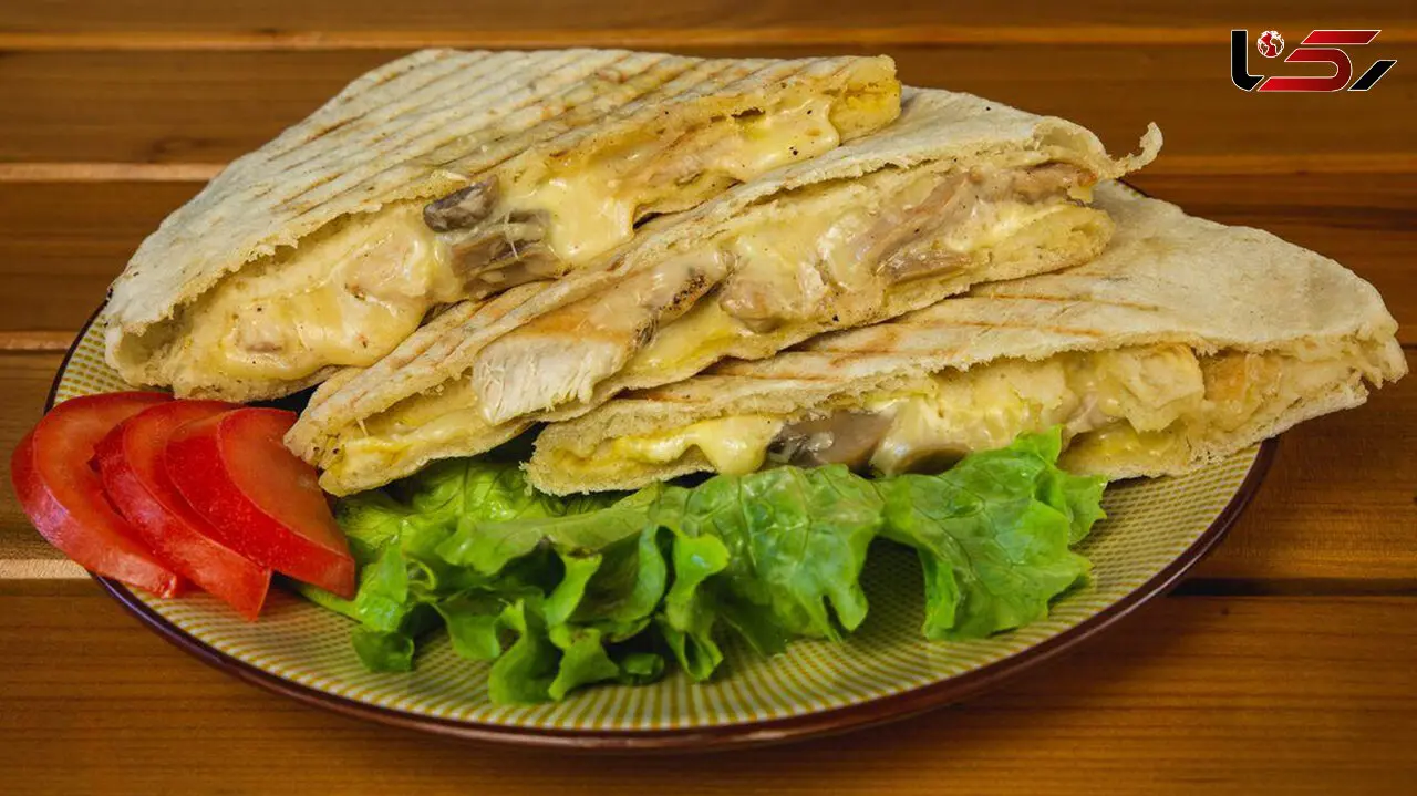 طرز تهیه ساندویچ فیله مرغ با قارچ و پنیر؛ خوشمزه و رستورانی