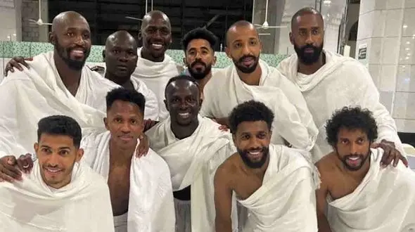 ستاره سابق بایرن مونیخ در خانه خدا/ هم‌تیمی جدید رونالدو لباس احرام پوشید + فیلم