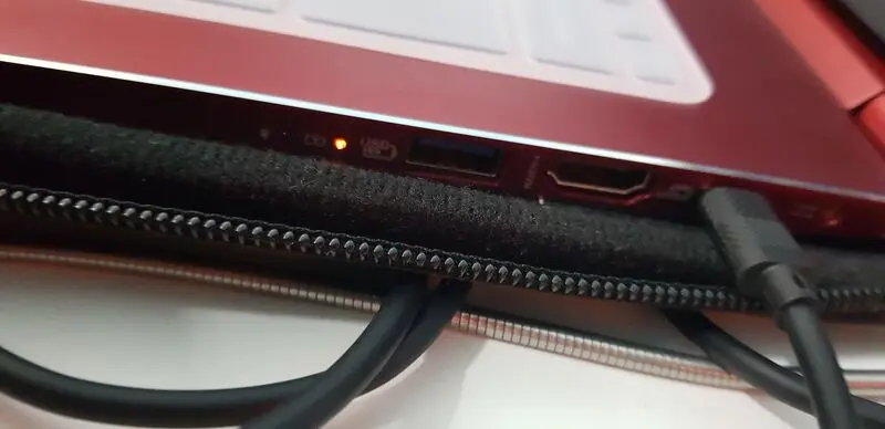 علامت باتری کنار پورت USB لپ_ تاپ