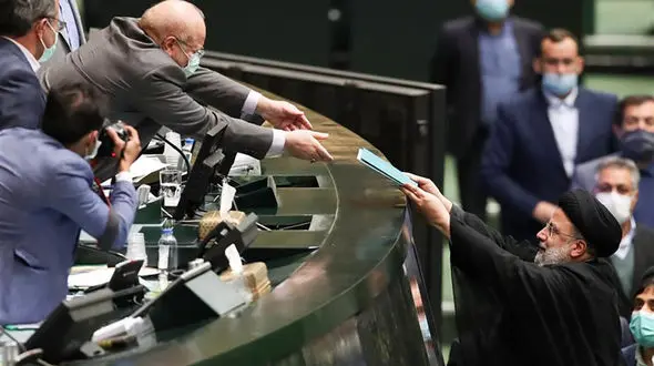 از افزایش حقوق و قیمت بنزین تا وام ازدواج و عوارض خروج از کشور در بودجه 1401 