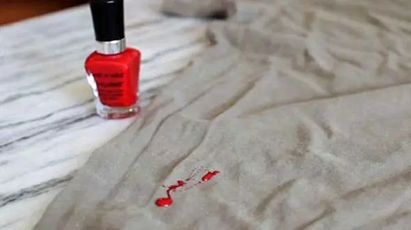 ترفندی خاص برای از بین بردن لکه لاک روی لباس