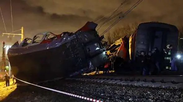  برخورد دو قطار در مسکو دهها زخمی برجای گذاشت +عکس