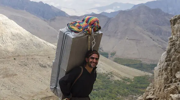  4 هزار و 965 نفر در استان آذربایجان غربی دیگر کولبری نمی کنند/ با همت بنیاد برکت