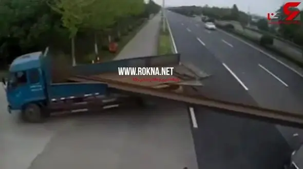 تریلی حمل تیر آهن در بزرگراه حادثه آفرید+فیلم