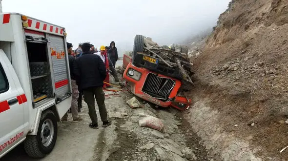 نجات معجزه آسای راننده از زیر تریلی مچاله شده / شوکه می شوید + عکس