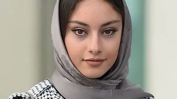 سلفی ترلان پروانه با تیپ اسپرت در ماشین لاکچری+عکس