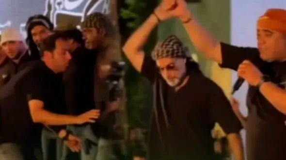 فیلم عزاداری باشکوه و جگرسوز محسن شریفیان داور برنامه «صداتو» به همراه مردم خونگرم بوشهر به یاد بندرعباس/100 واویلا که عزای بندره 