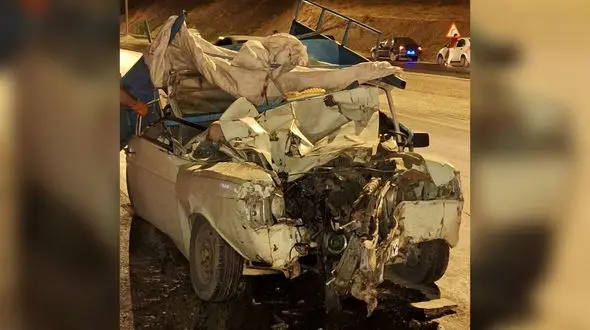 مچاله شدن وانت پیکان در تصادف با تریلی ! / 2 کشته در صحنه تصادف وحشتناک