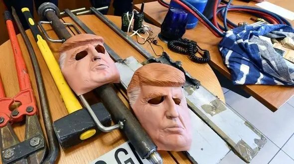  سرقت از عابربانک ها با ماسک ترامپ + فیلم و عکس