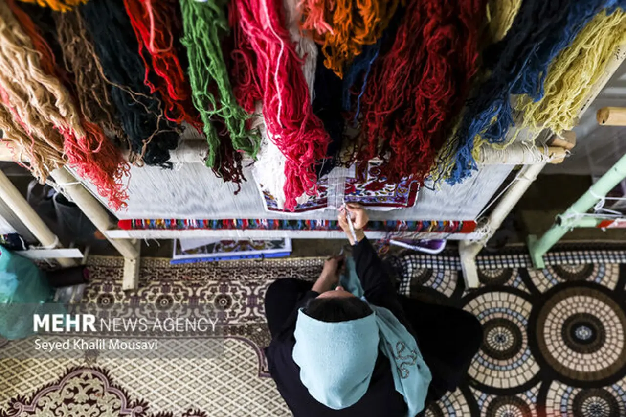 یارانه ۷۰ درصدی بیمه اجتماعی برای قالیبافان؛ حمایت ویژه دولت از بافندگان