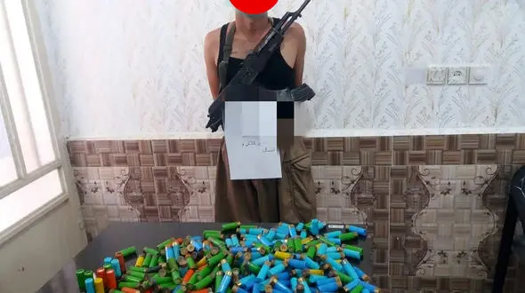 بازداشت سارق مسلح اندیمشک با اسلحه کلاشینکف / خانه ها را به رگبار بسته بود + عکس