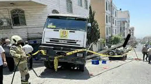 برخـورد میکـسر با یک ساخـتمان در خیابان سیمون بولیوار تهران + عکس