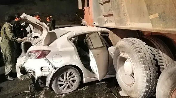 تصادف مرگبار مزدا3 با تریلر در جاده کاشان / خودروی لوکس پرس شد