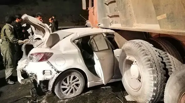 تصادف مرگبار مزدا3 با تریلر در جاده کاشان / خودروی لوکس پرس شد