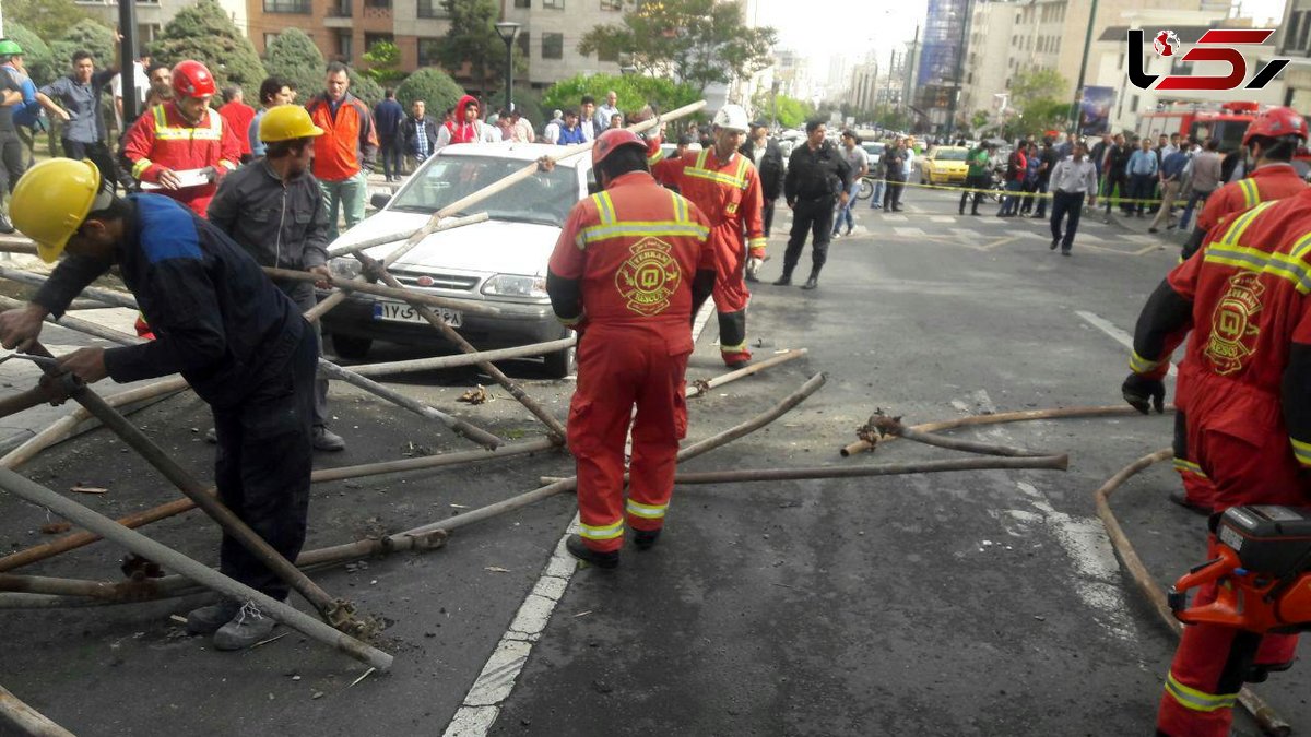 جزئیات حادثه سقوط داربست ساختمان ۱۰ طبقه بلوار سعادت آباد +تصاویر