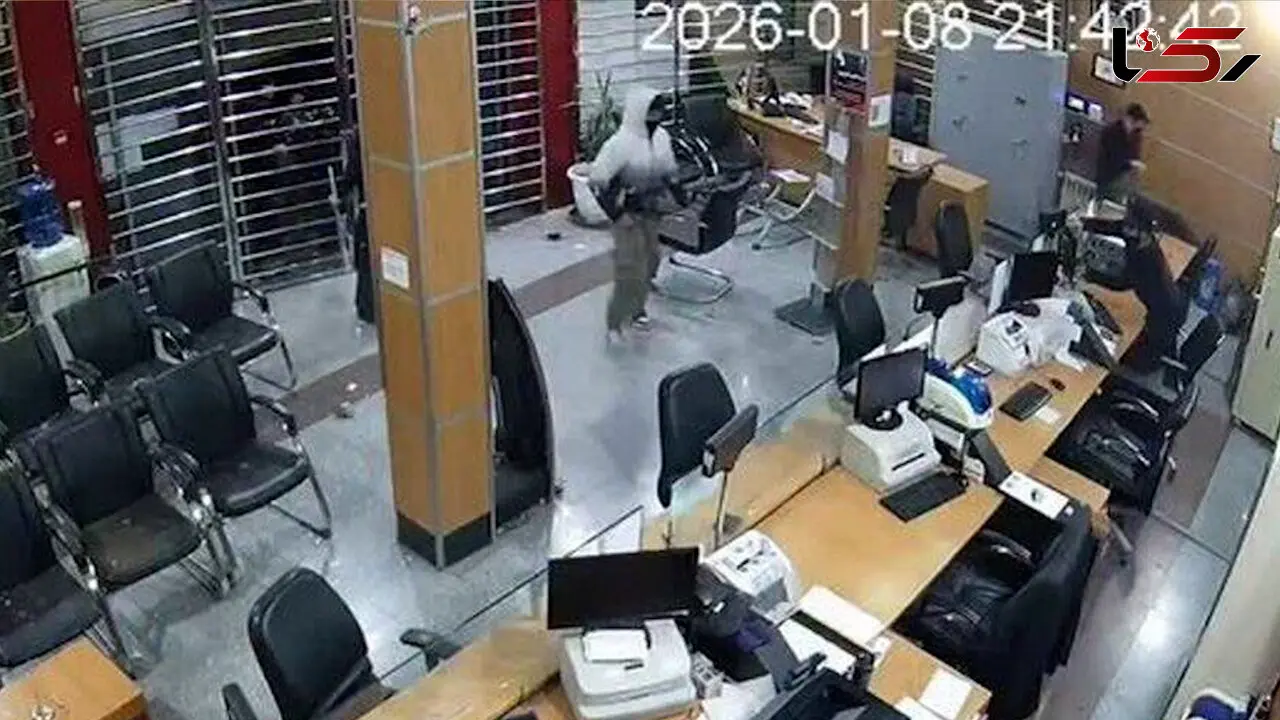 لحظه ورود آشوبگران به یک بانک و سرقت لوازم آن + فیلم