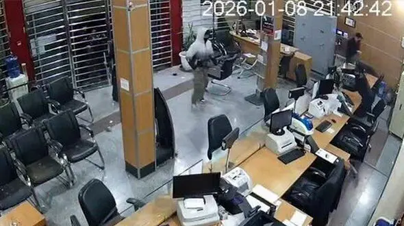 لحظه ورود آشوبگران به یک بانک و سرقت لوازم آن + فیلم