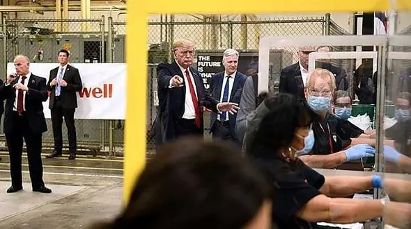 ماجرای حرکت عجیب ترامپ در بازدید از کارخانه ماسک سازی ! + تصاویر