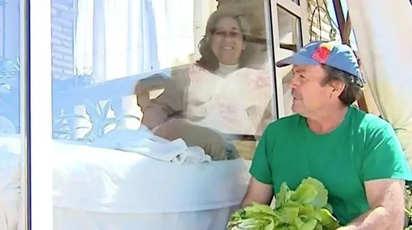 این زن 13 سال است که در یک قفس شیشه ای زندگی می کند+عکس