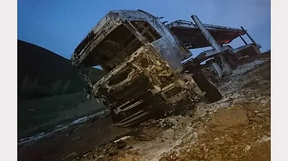 راننده تریلی جان سالم از آتش به در برد + عکس تریلی سوخته